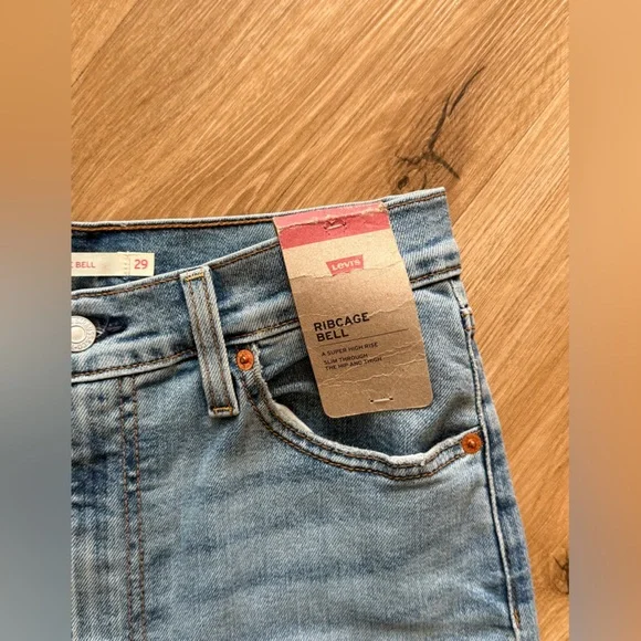 Levi's Ribcage bell Jeans- 29x32 - Picture 3 of 8